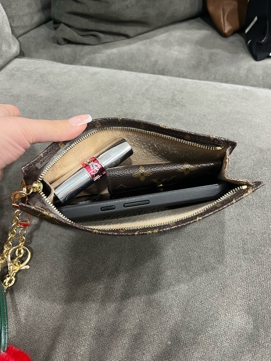 Louis Vuitton - Picture 8 of 13